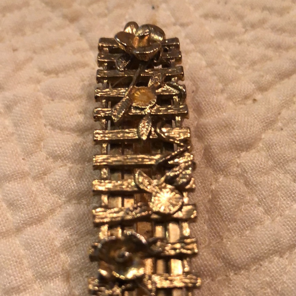 💛 Gold tone metal floral relief decorated spring hair clip